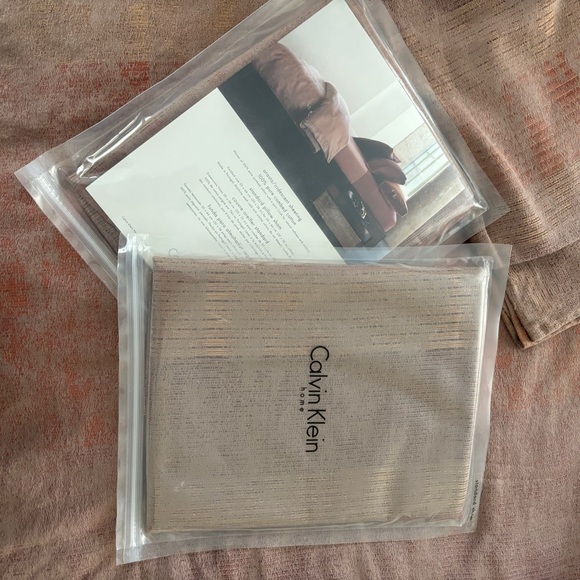 Calvin Klein Arasta Iridescent Sheeting King Duvet Set 7pcs - Picture 8 of 10